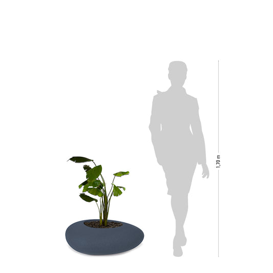 degardo STORUS VI Pflanzgefäß anthrazit freigestellt, Maße neben Mensch als Vergleich