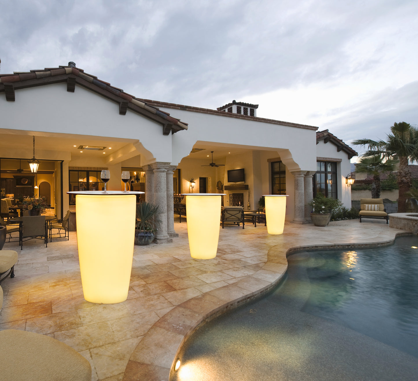 degardo ROVIO III in weiß, beleuchtet, mit Stehtisch Aufsatz, Abends an Pool Bar