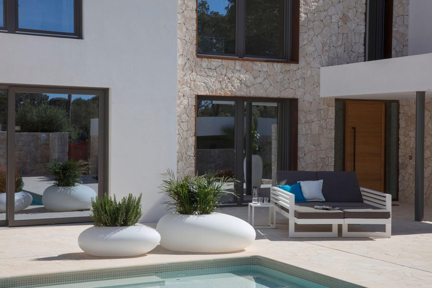 degardo STORUS VI und STORUS III weiß, beleuchtet neben Pool vor Villa