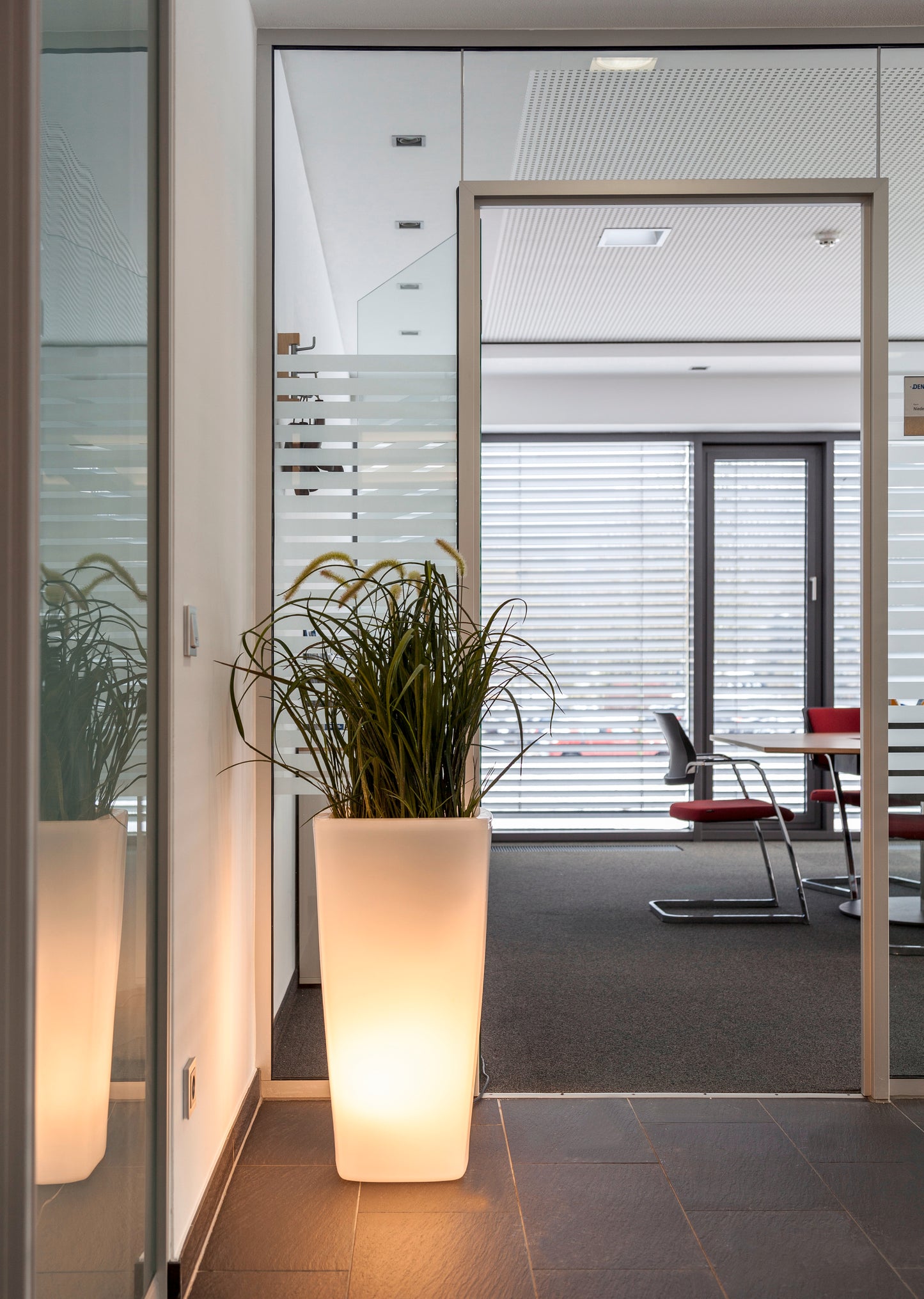 TREVIA V Pflanzkübel, weiß, beleuchtet LED RGB