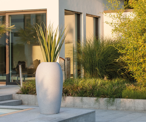 degardo STORUS V Pflanzgefäß granit hell in modern Einfahrt bei Wintergarten