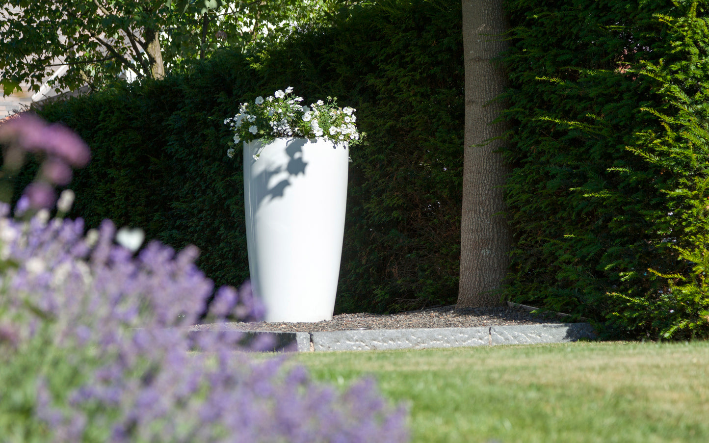 degardo ROVIO III Pflanzkübel in weiß, Outdoor im Garten von der Seite