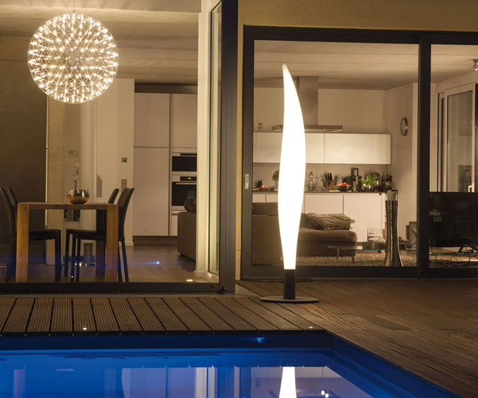 degardo LUNOCS Flame Designleuchte bei Nacht neben Pool auf Terasse